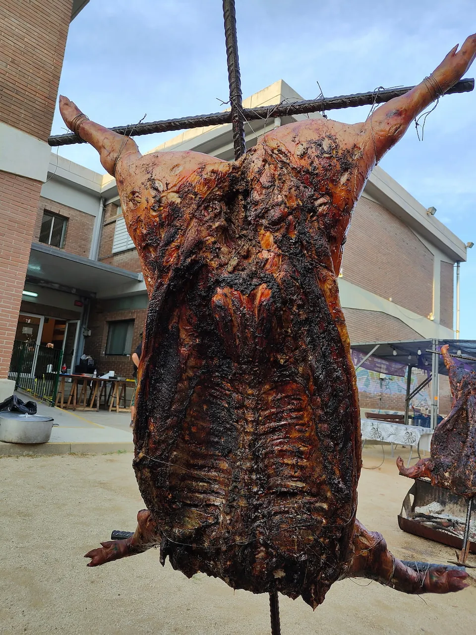 El porc a l’ast del sopar popular de La Garrinada