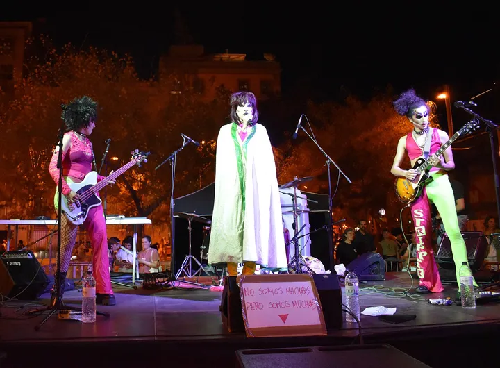 Ruïnosa y las Strippers de Rahola actuant en directe